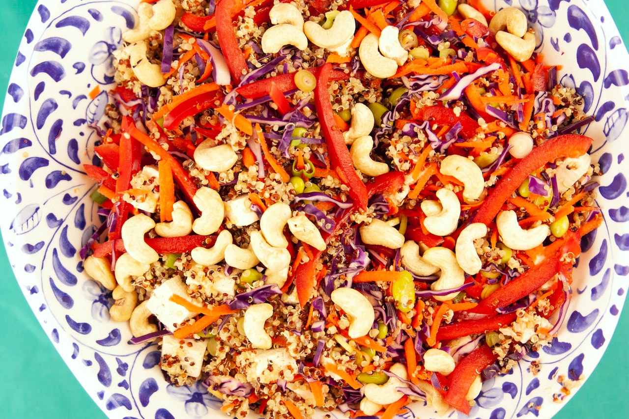 Salada de quinoa com legumes assados